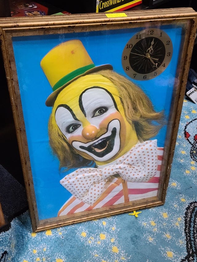 15 слегка пугающих фотографий, которые показывают, что клоуны могут поджидать вас в самом неожиданном месте 47