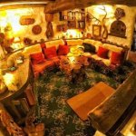 Фанат Толкина своими руками построил дом хоббита и 20 лет живет в нем