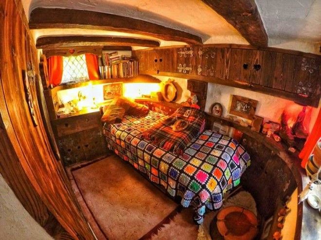 Фанат Толкина своими руками построил дом хоббита и 20 лет живет в нем 45