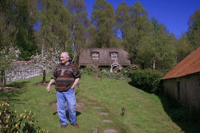Фанат Толкина своими руками построил дом хоббита и 20 лет живет в нем 45