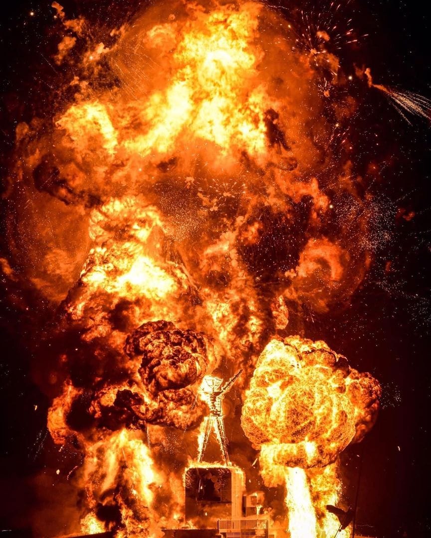 Огненный фестиваль Burning Man вернулся: 16 эпичных фотографий с самого горячего мероприятия планеты 64