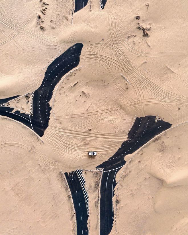 Фотограф заснял с дрона, как пустыня пожирает Дубай и Абу-Даби 36