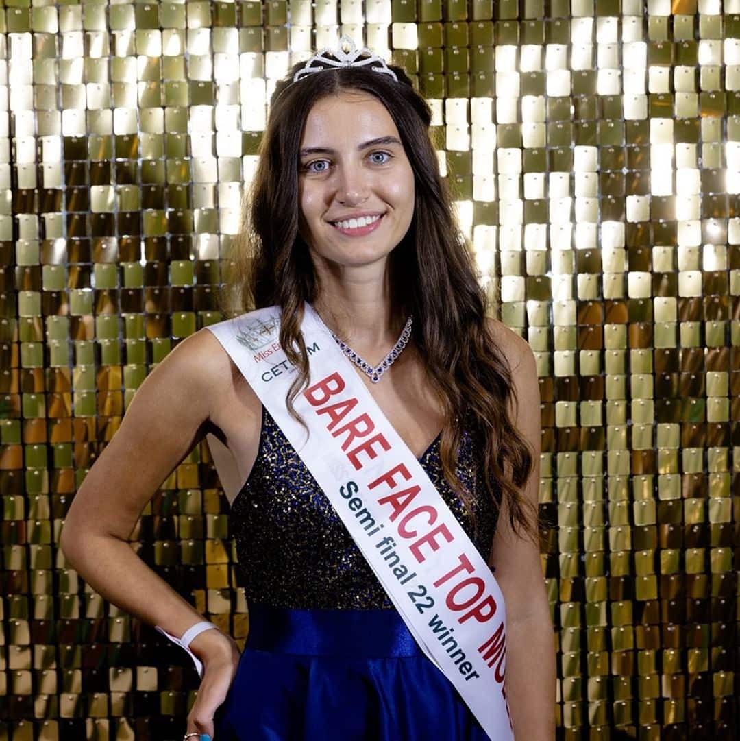 Впервые за всю историю конкурса «Мисс Англия» участница отказалась от макияжа, но всё равно прошла в финал 33
