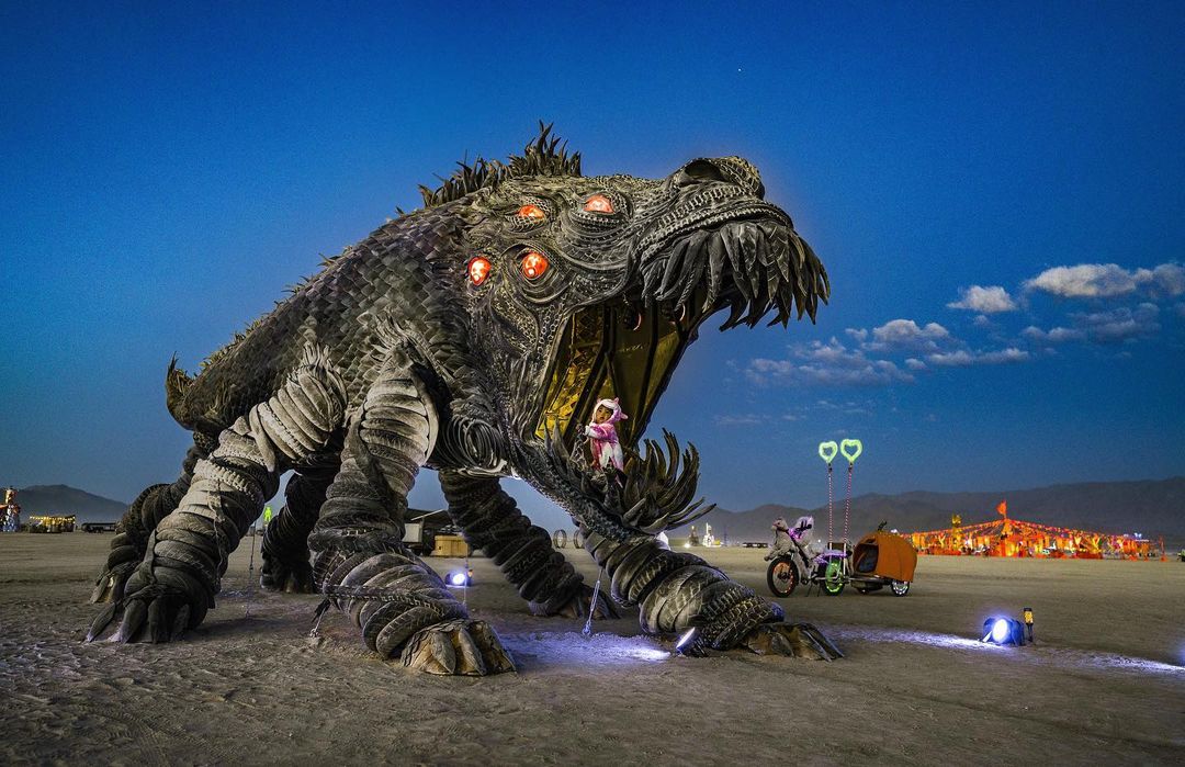 Огненный фестиваль Burning Man вернулся: 16 эпичных фотографий с самого горячего мероприятия планеты 59