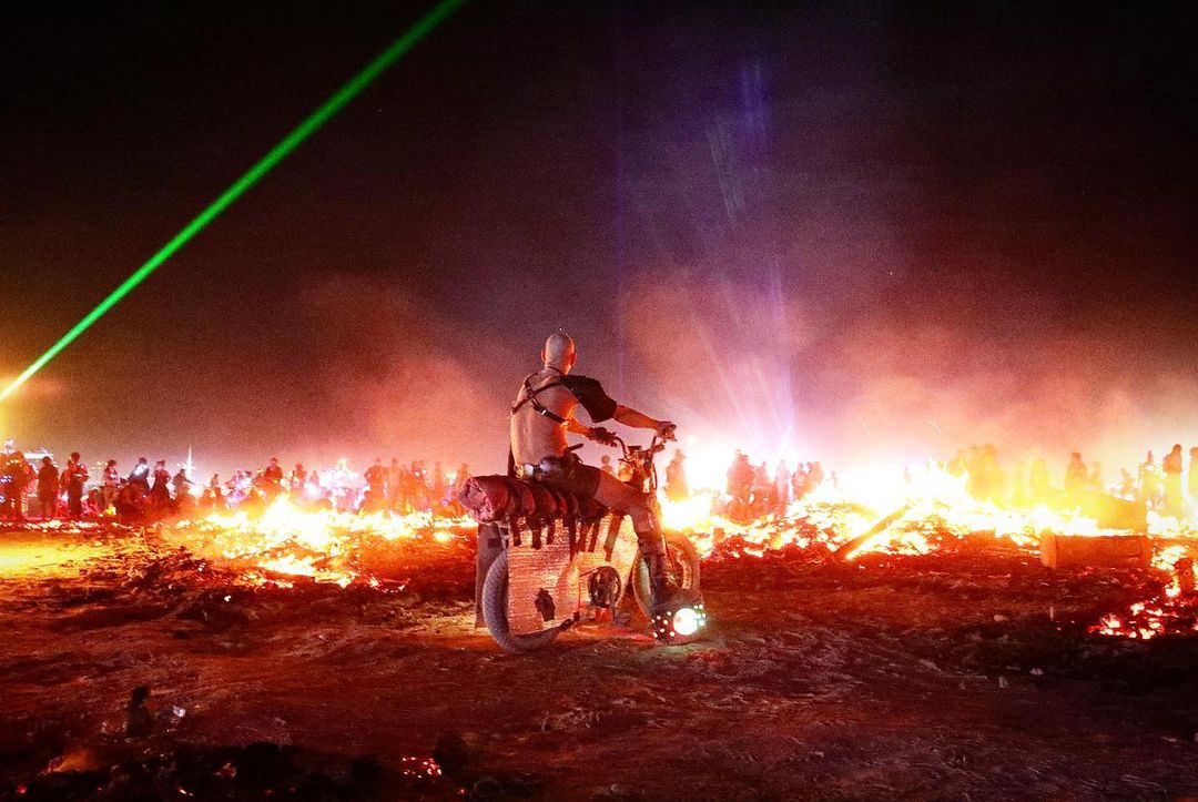 Огненный фестиваль Burning Man вернулся: 16 эпичных фотографий с самого горячего мероприятия планеты 55