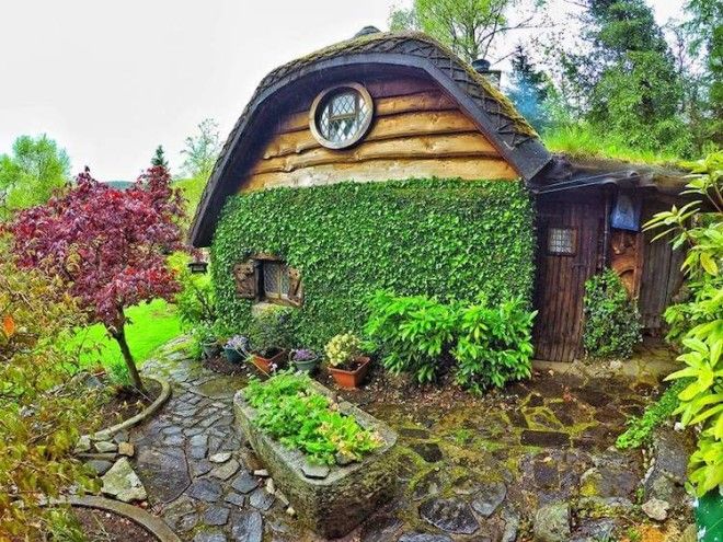 Фанат Толкина своими руками построил дом хоббита и 20 лет живет в нем 40