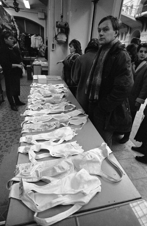 Коллекция любопытных снимков лихих 90-х: от ночных путан до лидера ЛДПР Владимира Жириновского 64