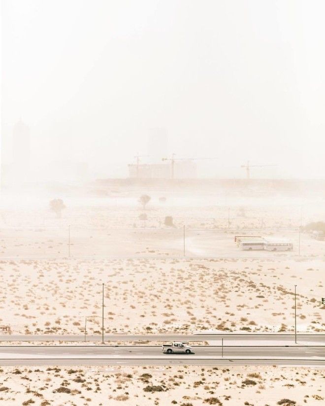 Фотограф заснял с дрона, как пустыня пожирает Дубай и Абу-Даби 37