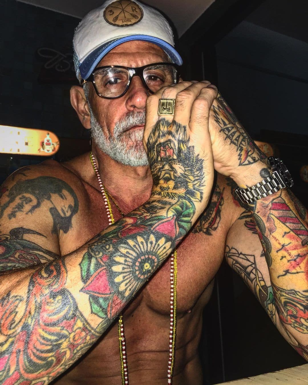 15 людей старшего поколения, которые носят татуировки и при этом выглядят бомбезно 51