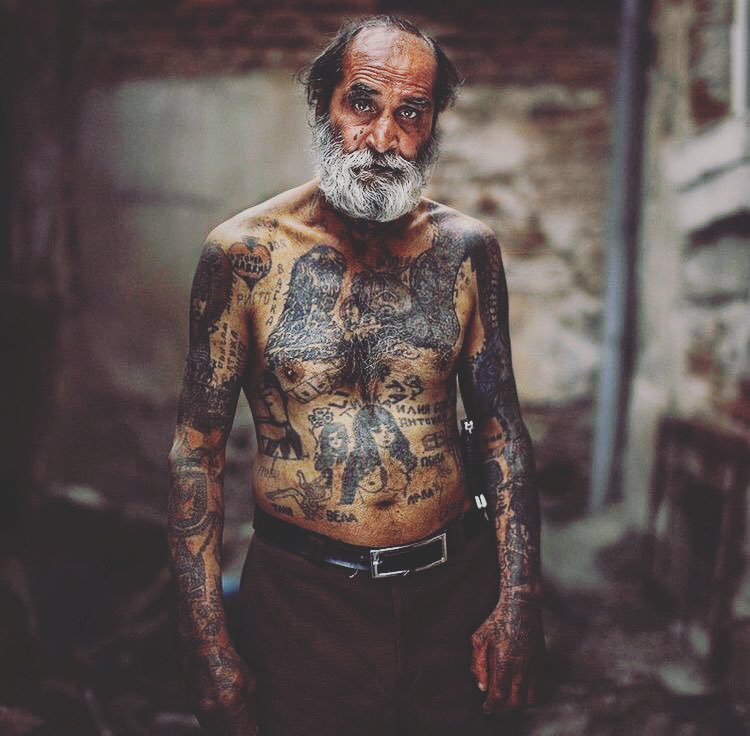 15 людей старшего поколения, которые носят татуировки и при этом выглядят бомбезно 54