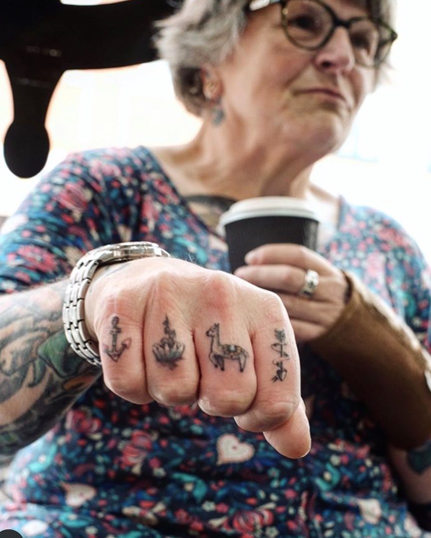 15 людей старшего поколения, которые носят татуировки и при этом выглядят бомбезно 52