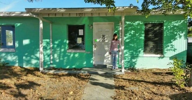 S14летняя девочка купила себе дом интерьер которого удивляет еще больше