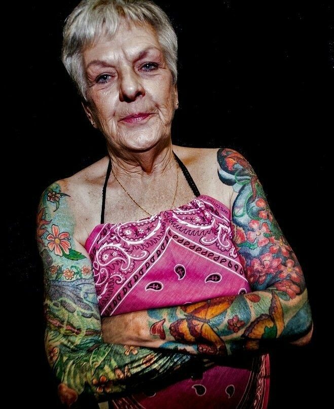 15 людей старшего поколения, которые носят татуировки и при этом выглядят бомбезно 55