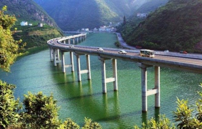 В Китае построили мост не через реку, а вдоль реки 16