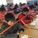 Как китайцы сохраняют осанку детей с детства