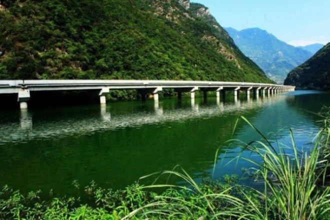 В Китае построили мост не через реку, а вдоль реки 15