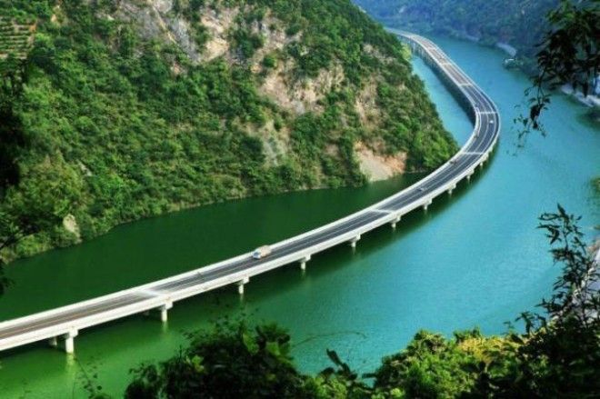 В Китае построили мост не через реку, а вдоль реки 13