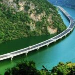 В Китае построили мост не через реку, а вдоль реки