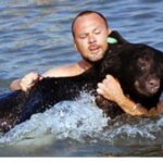 Мужчина спас в океане 180 кг медведя!
