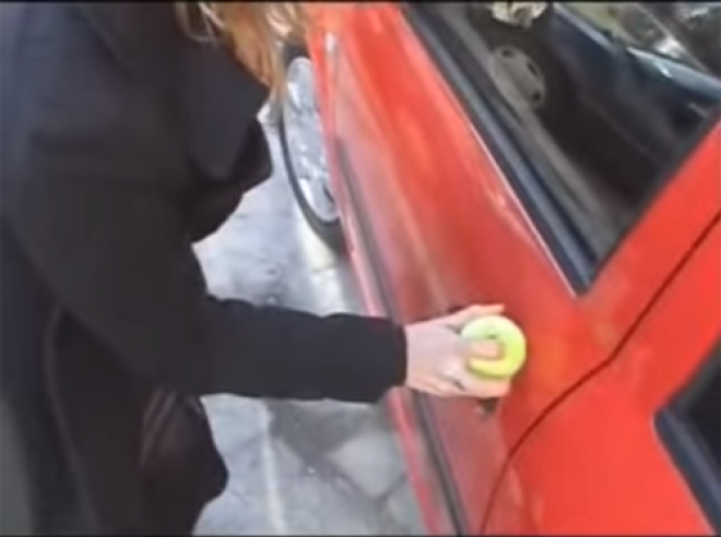 Как открыть автомобиль теннисным мячиком 15