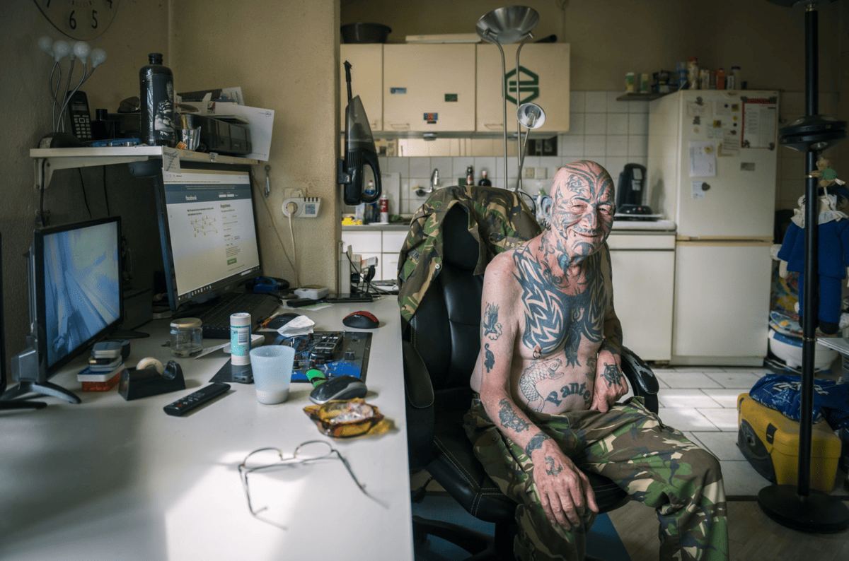 Голландские фотографы создали проект, который отвечает на вопрос: «Как будут выглядеть ваши тату в старости?» 31