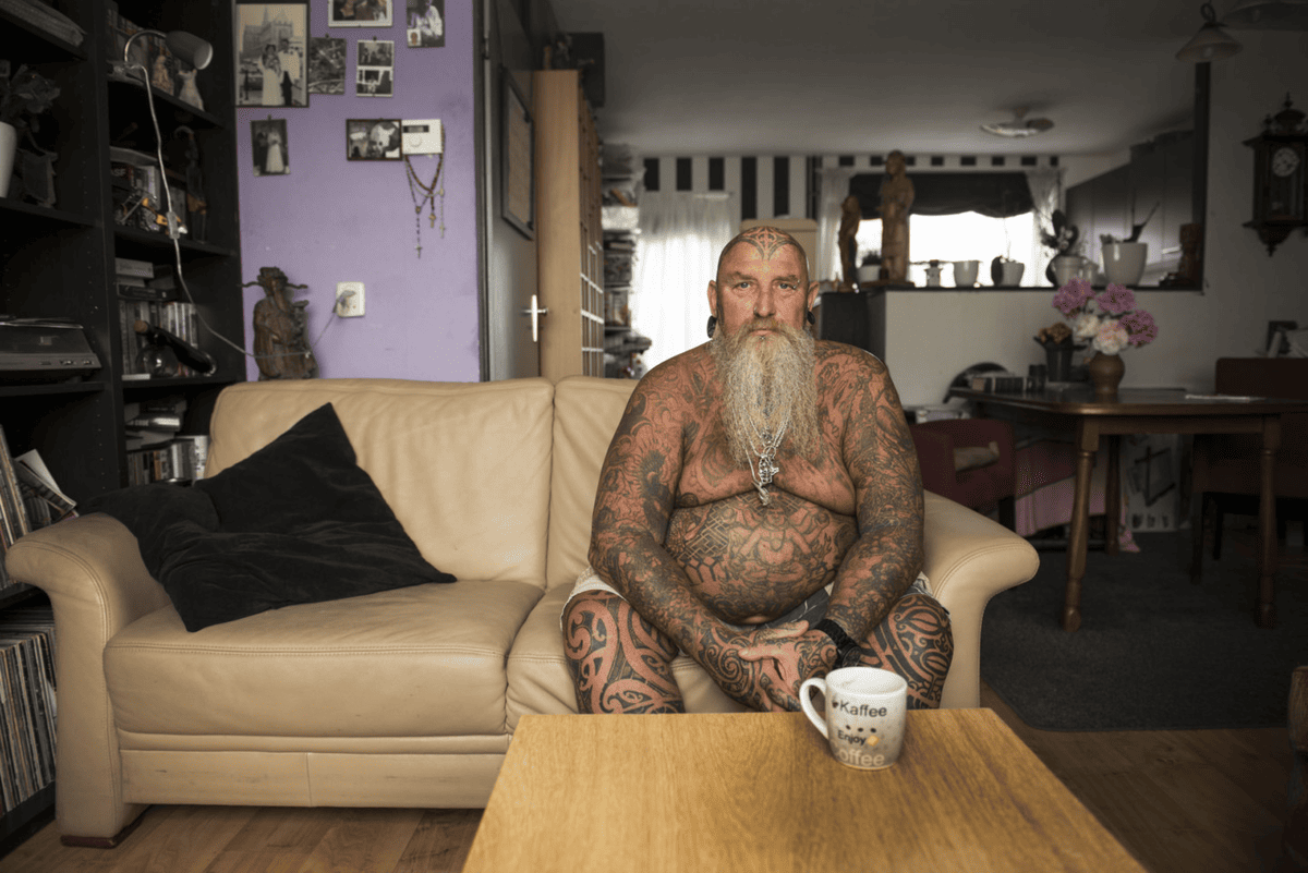 Голландские фотографы создали проект, который отвечает на вопрос: «Как будут выглядеть ваши тату в старости?» 32