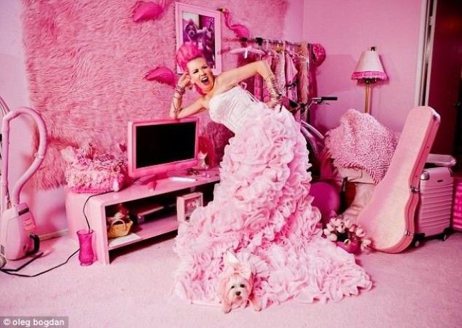 Женщина в розовом потратила на свою страсть миллион долларов! 37