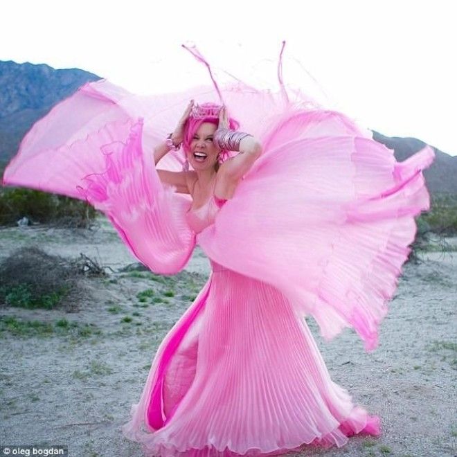 Женщина в розовом потратила на свою страсть миллион долларов! 42