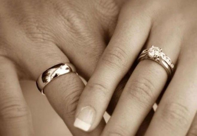 Почему обручальное кольцо носят на безымянном пальце? 8