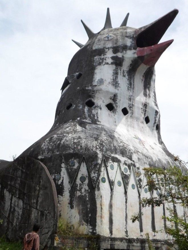 Эта заброшенная церковь в Индонезии выглядит как гигантская курица 33