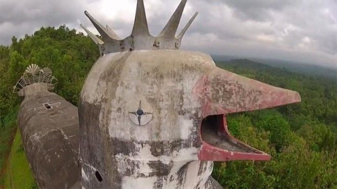 Эта заброшенная церковь в Индонезии выглядит как гигантская курица 34