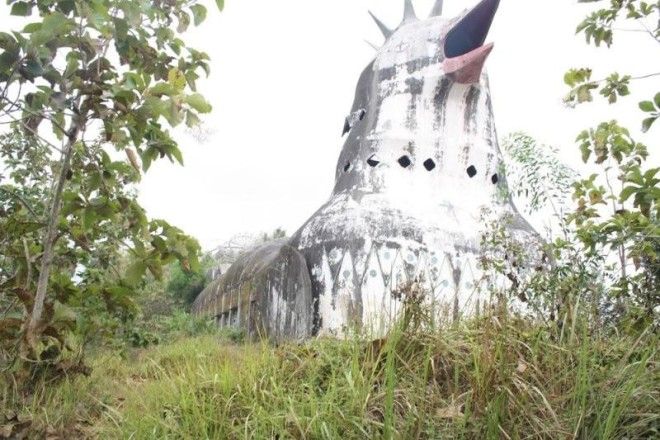 Эта заброшенная церковь в Индонезии выглядит как гигантская курица 29