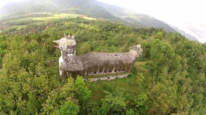 Эта заброшенная церковь в Индонезии выглядит как гигантская курица 28