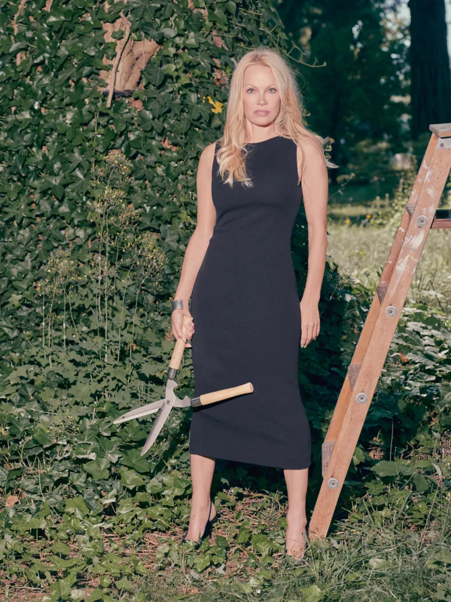 56-летняя Памела Андерсон снялась для канадского модного бренда, примерив на себя образ деловой огородницы 44