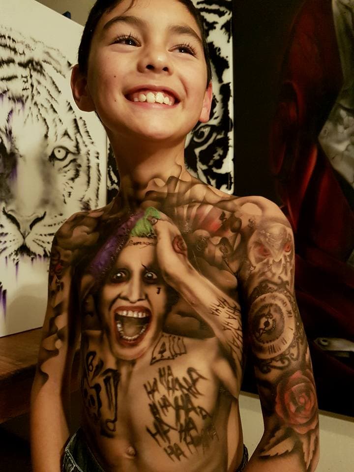 Художник рисует детям реалистичные татуировки, которые делают их круче и счастливее, а взрослым взрывают мозг 42