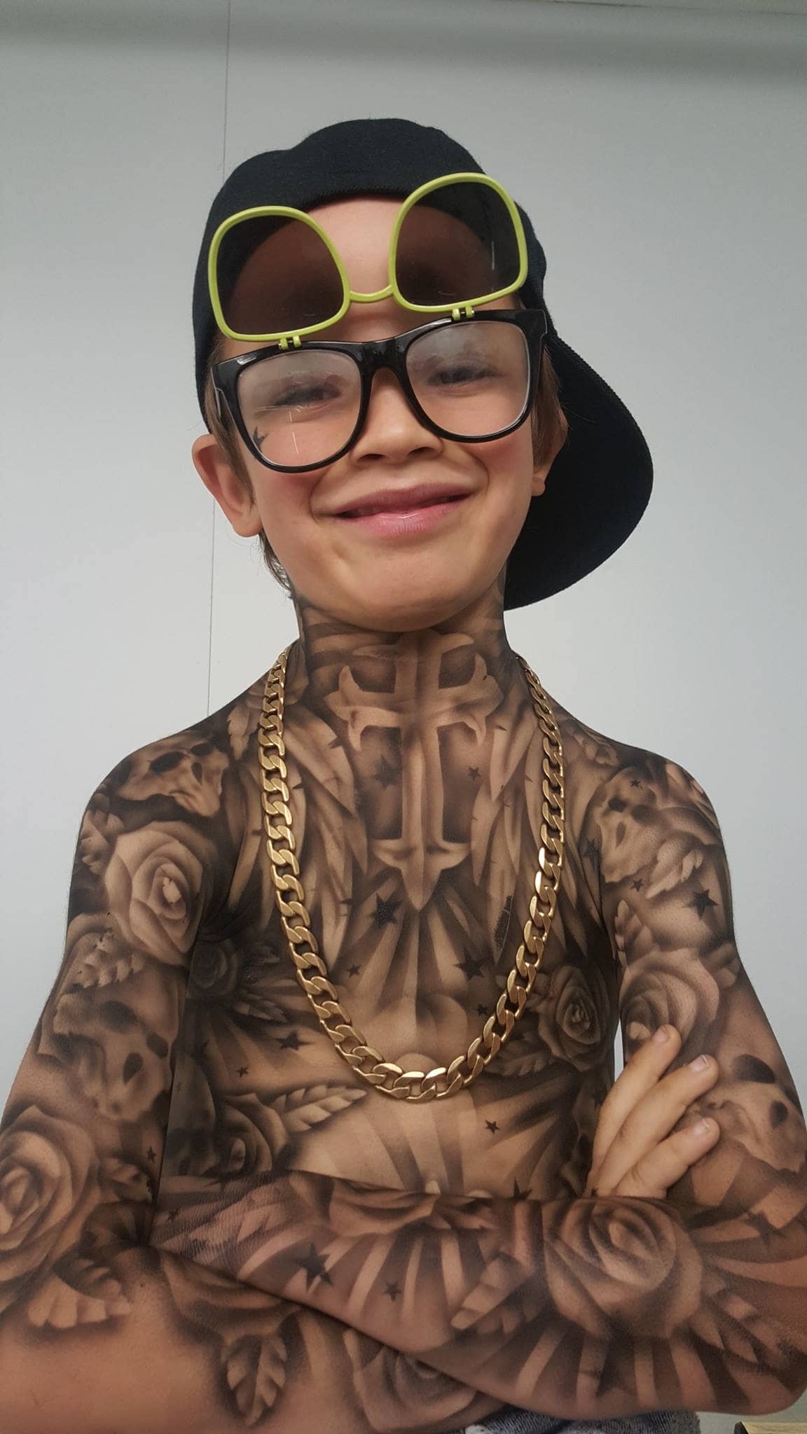 Художник рисует детям реалистичные татуировки, которые делают их круче и счастливее, а взрослым взрывают мозг 43