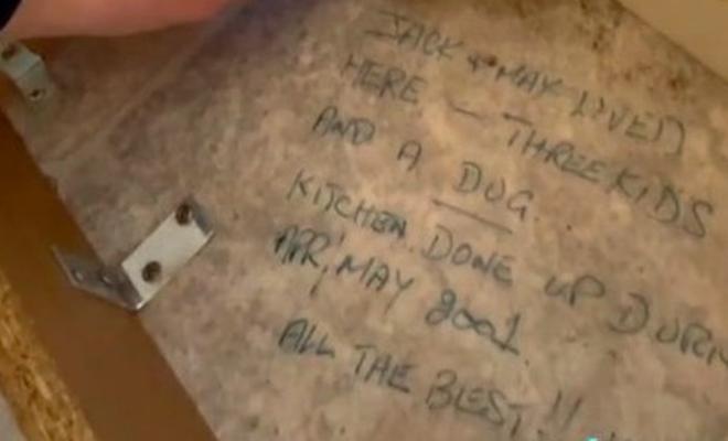 Мужчина ремонтировал пол и нашел под ним тайник с запиской. После прочтения он решил оставить ее на месте 8