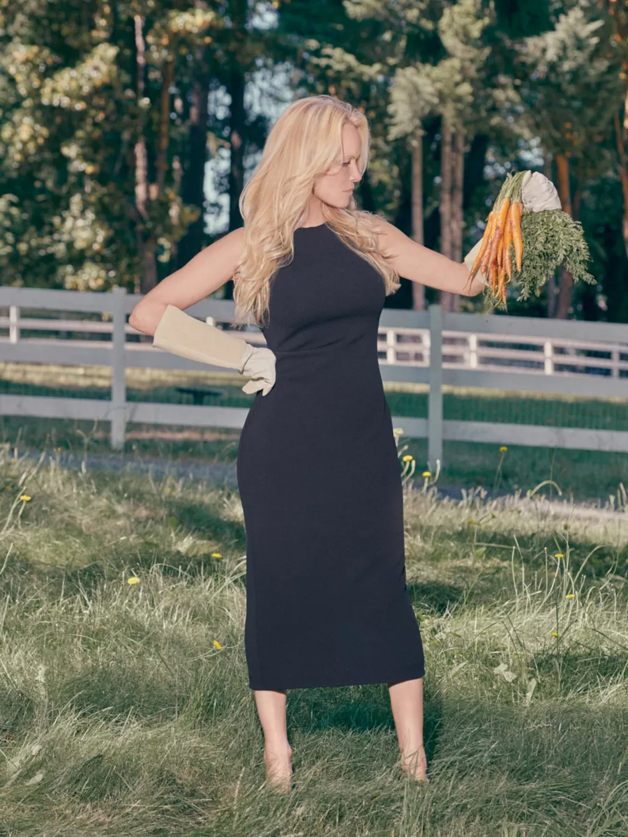 56-летняя Памела Андерсон снялась для канадского модного бренда, примерив на себя образ деловой огородницы 43
