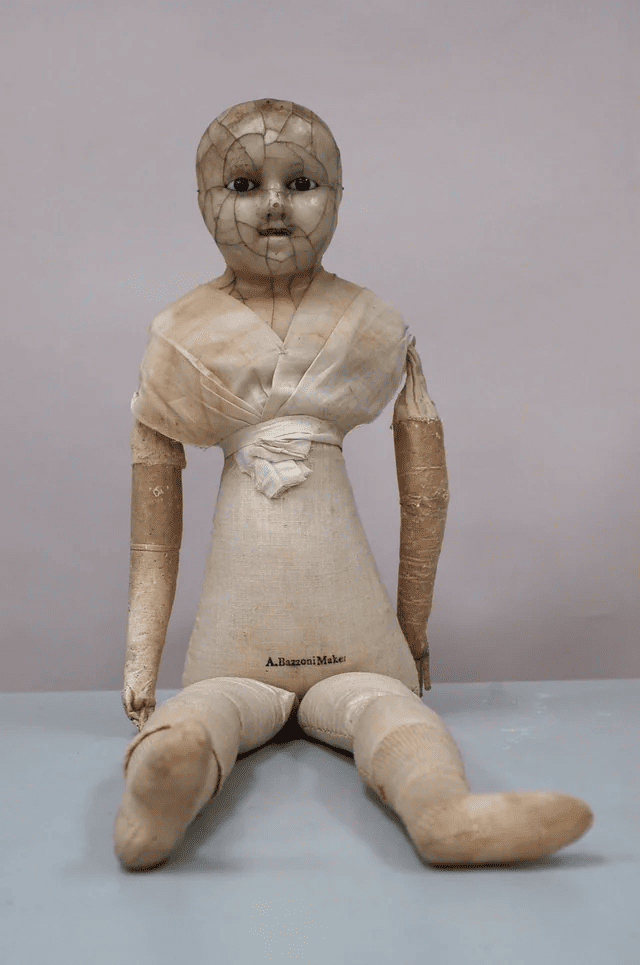 17 случаев, когда люди находили жутких кукол, которые выглядят так, будто они одержимы силами зла 61