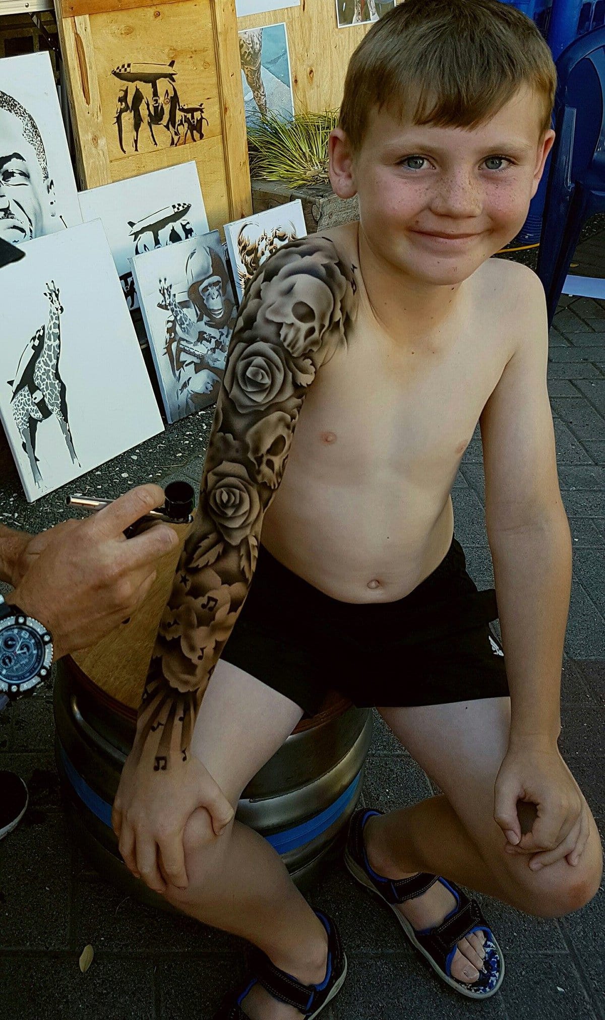 Художник рисует детям реалистичные татуировки, которые делают их круче и счастливее, а взрослым взрывают мозг 38