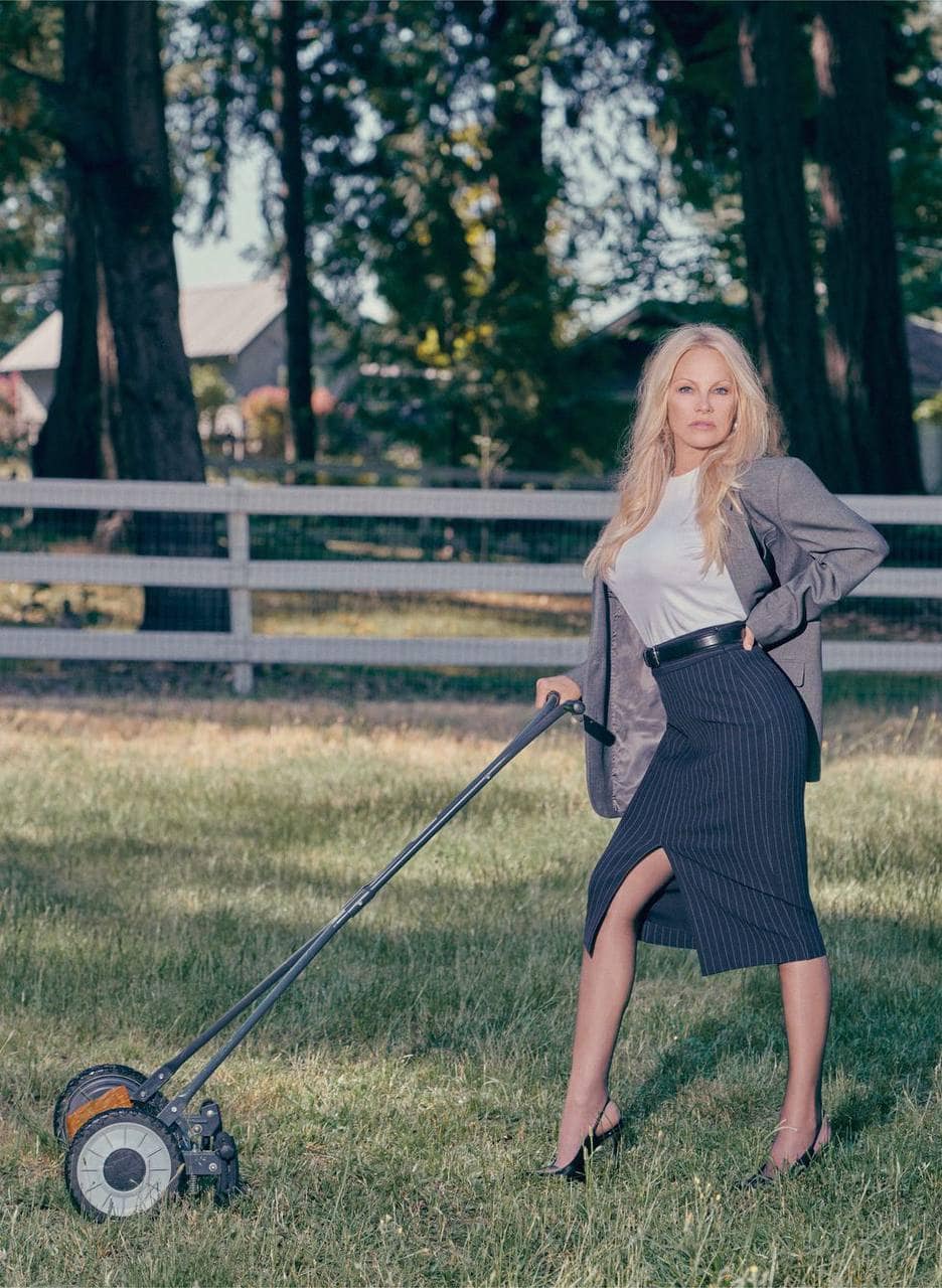 56-летняя Памела Андерсон снялась для канадского модного бренда, примерив на себя образ деловой огородницы 46