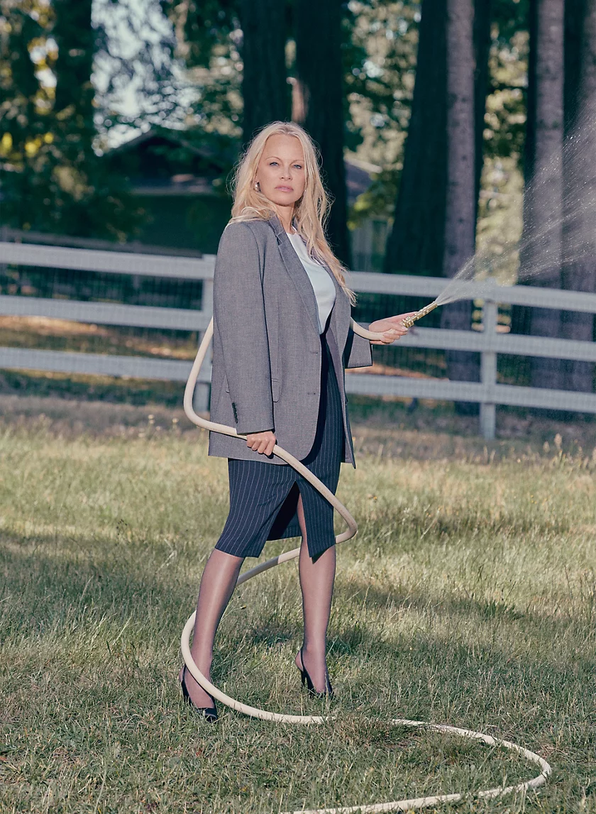 56-летняя Памела Андерсон снялась для канадского модного бренда, примерив на себя образ деловой огородницы 42