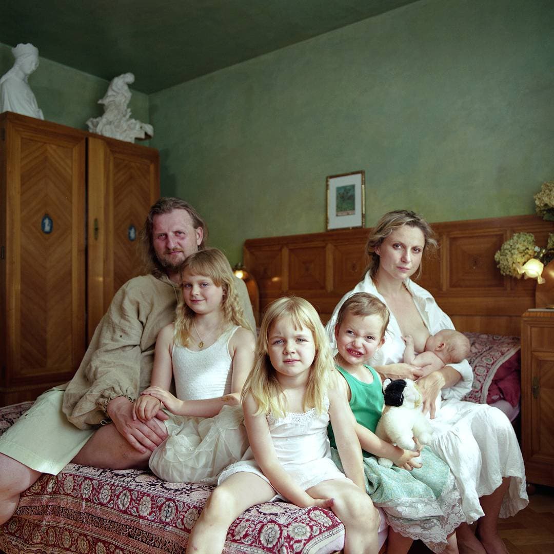 Девушка из Чехии делает фото с очень разными людьми, показывая, как бы выглядела, будь она частью их семьи 67