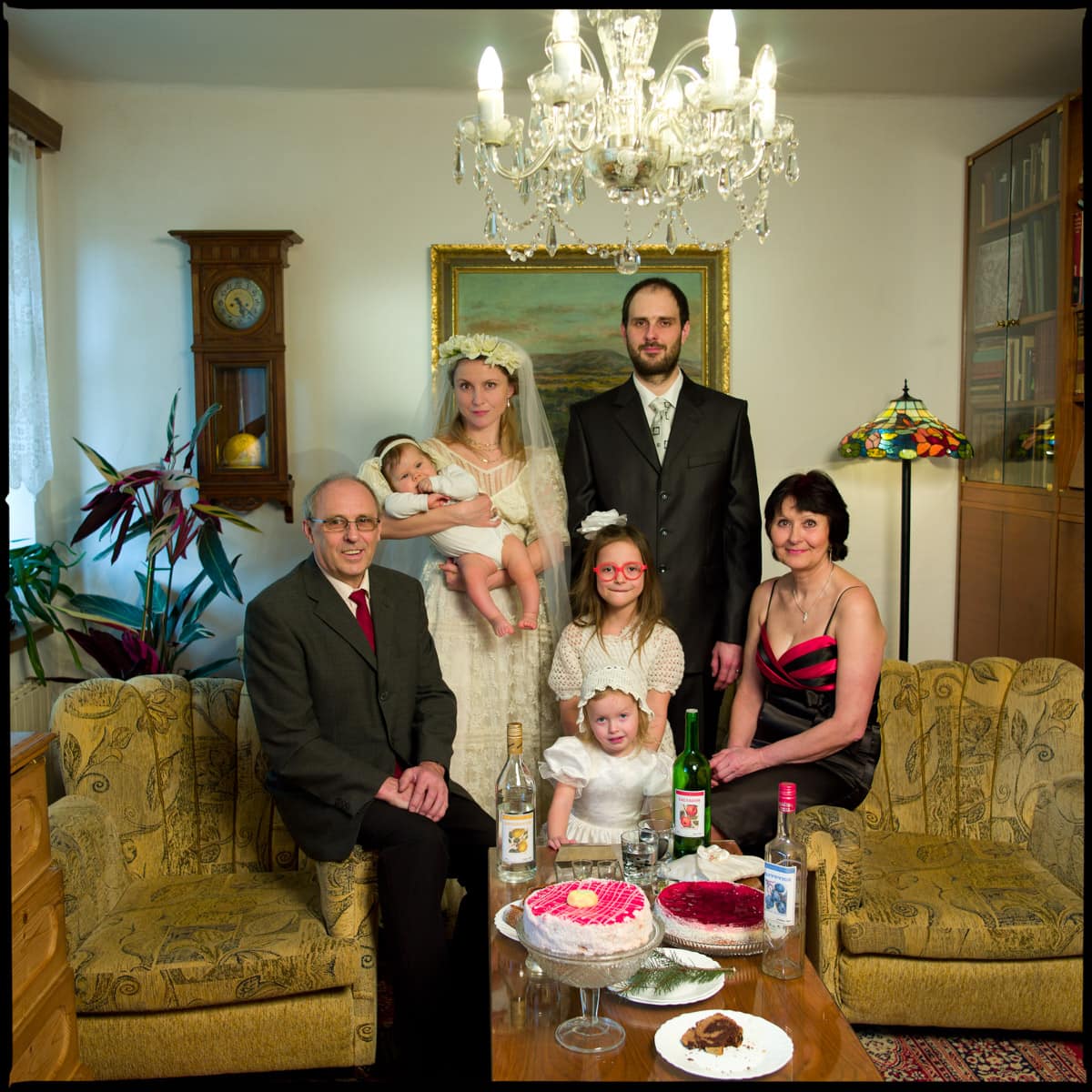 Девушка из Чехии делает фото с очень разными людьми, показывая, как бы выглядела, будь она частью их семьи 58