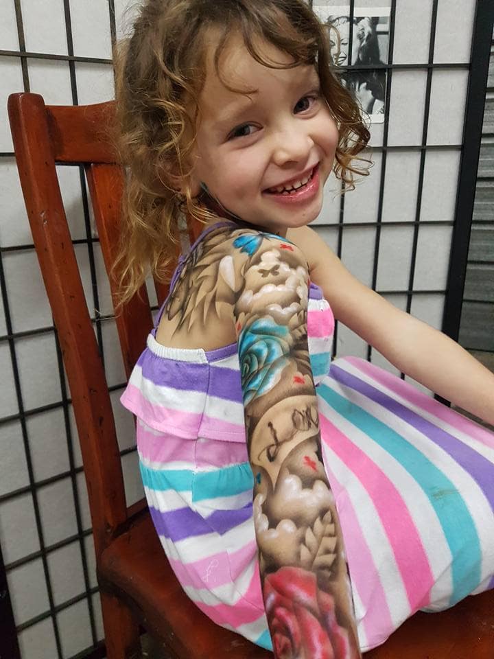 Художник рисует детям реалистичные татуировки, которые делают их круче и счастливее, а взрослым взрывают мозг 41