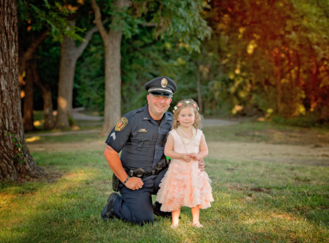 Двухлетняя девочка пригласила на чай полицейского, который спас ей жизнь 28