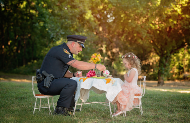 Двухлетняя девочка пригласила на чай полицейского, который спас ей жизнь 24