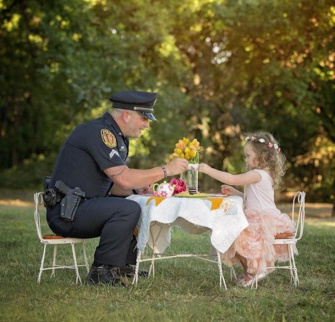 Двухлетняя девочка пригласила на чай полицейского, который спас ей жизнь 22