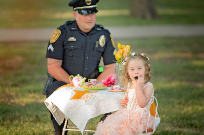 Двухлетняя девочка пригласила на чай полицейского, который спас ей жизнь 25