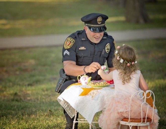 Двухлетняя девочка пригласила на чай полицейского, который спас ей жизнь 27